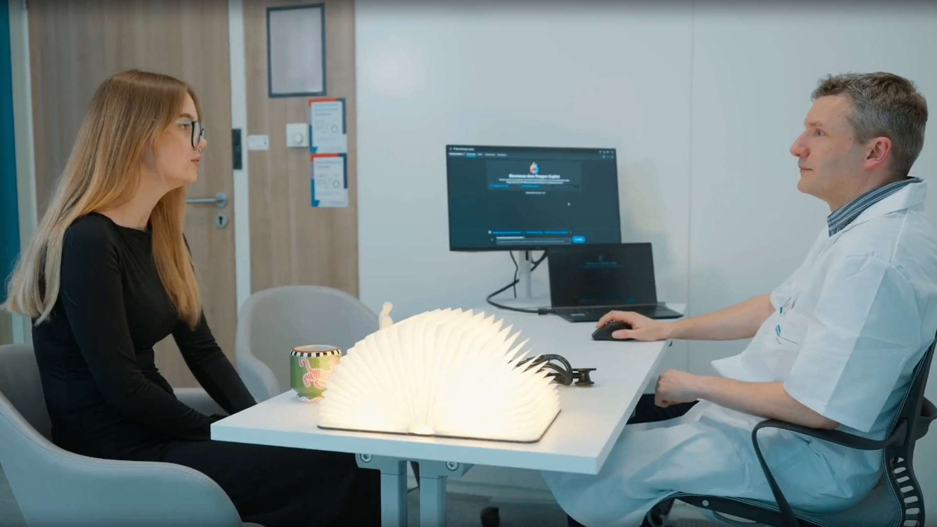 Le Dr Nicolas Landragin en consultation avec une patiente, illustrant son témoignage sur Microsoft Dragon Copilot.