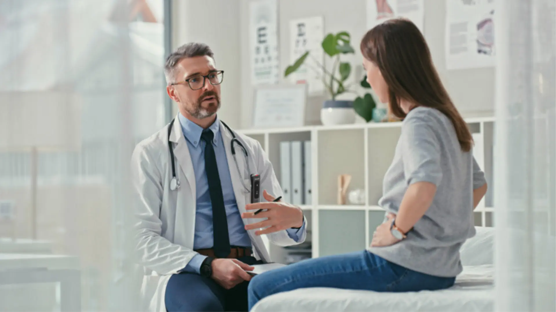 Médecin en consultation avec un patient, illustration d'un échange en cabinet médical
