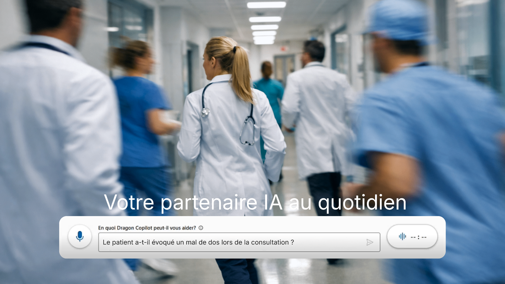 Professionnels de santé dans un couloir d’établissement de soins, avec l’interface Dragon Copilot en surimpression : « Votre partenaire IA au quotidien ».