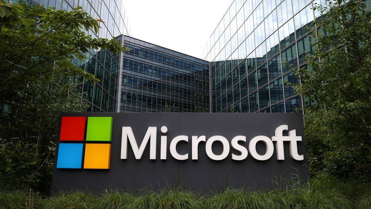 Bâtiment Microsoft avec le logo en façade, illustrant l'écosystème Azure, Microsoft 365 et Entra ID derrière Dragon Copilot.