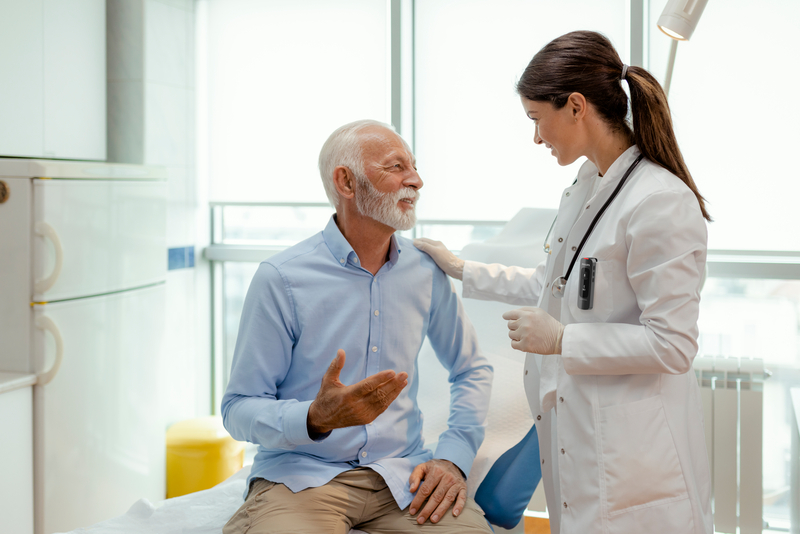 Médecin en consultation avec un patient âgé, illustrant la collaboration entre intelligence humaine et intelligence artificielle.